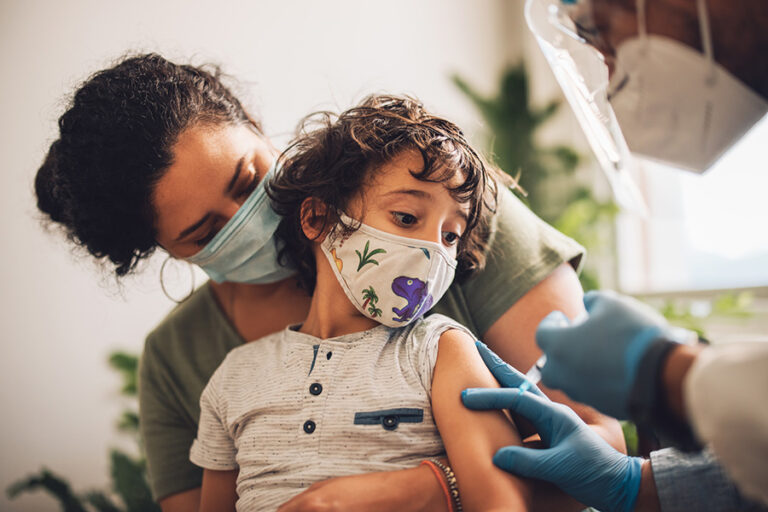Programe una visita de bienestar para poner a su hijo al día con las vacunas.