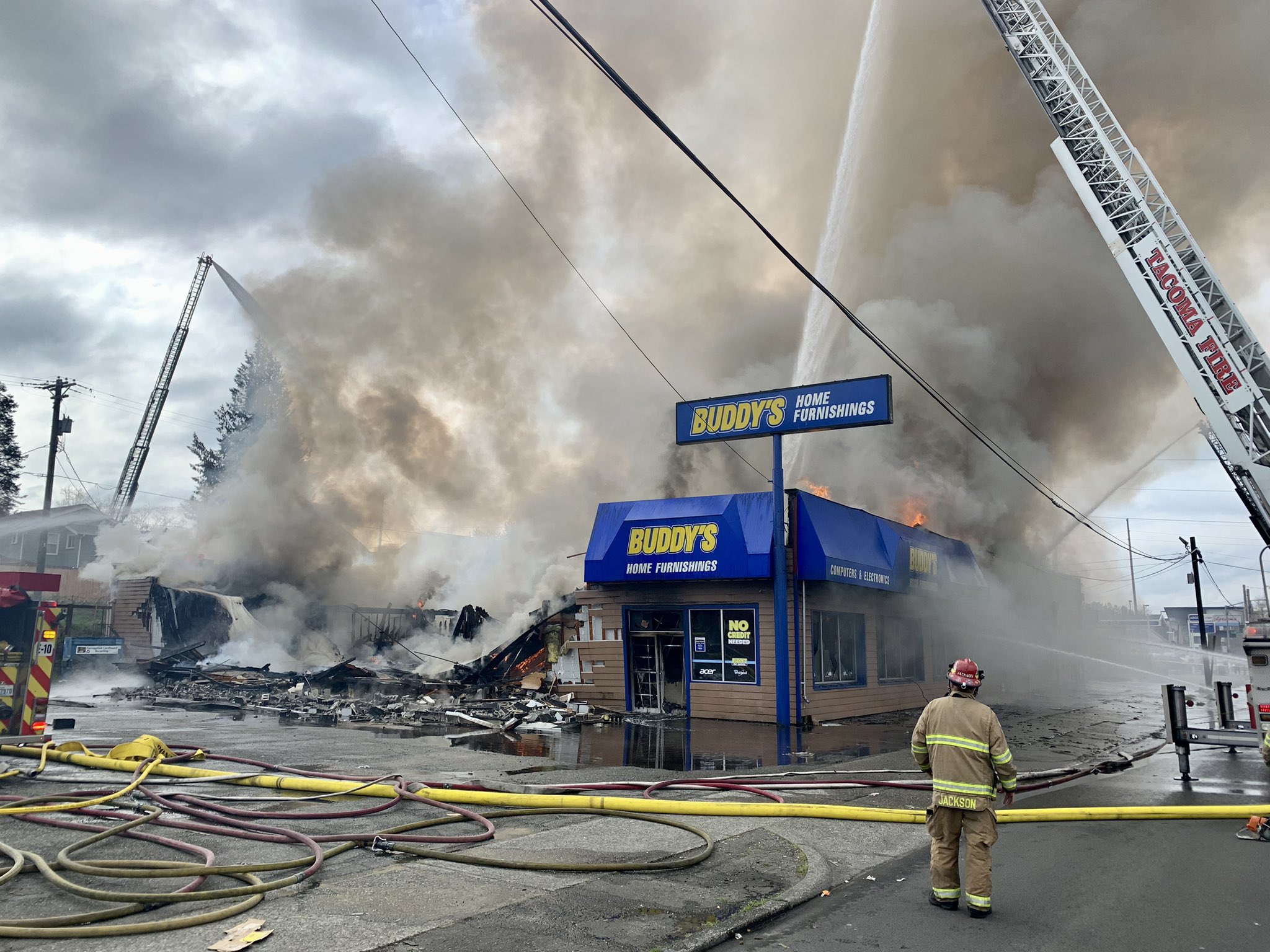 Mueblería en destruida por incendio elSieteDías Latino Newspaper