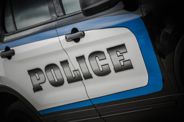 La policía busca sospechosos después de robo de auto y robo a mano armada en Bellevue