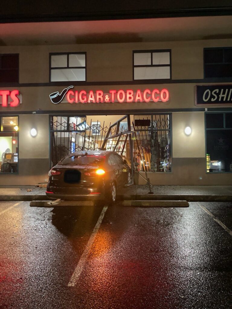 Ladrones conducen un kia robado a una tabaquería en Everett