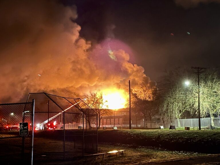 Un incendio devora una escuela abandonada de Tacoma
