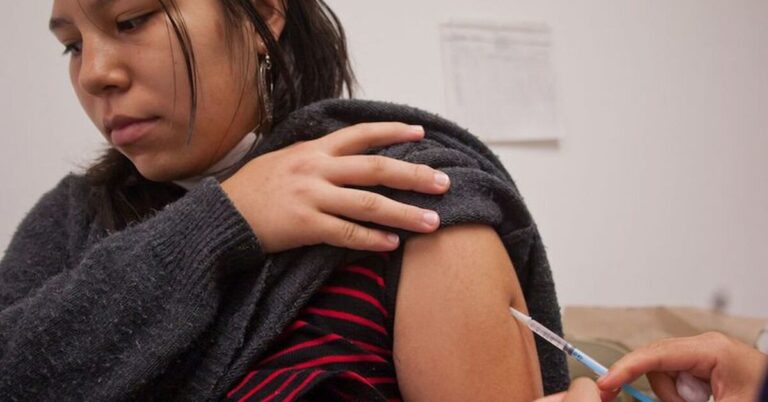 Seattle Latina vaccine measles - Siete Dias Latino newspaper
