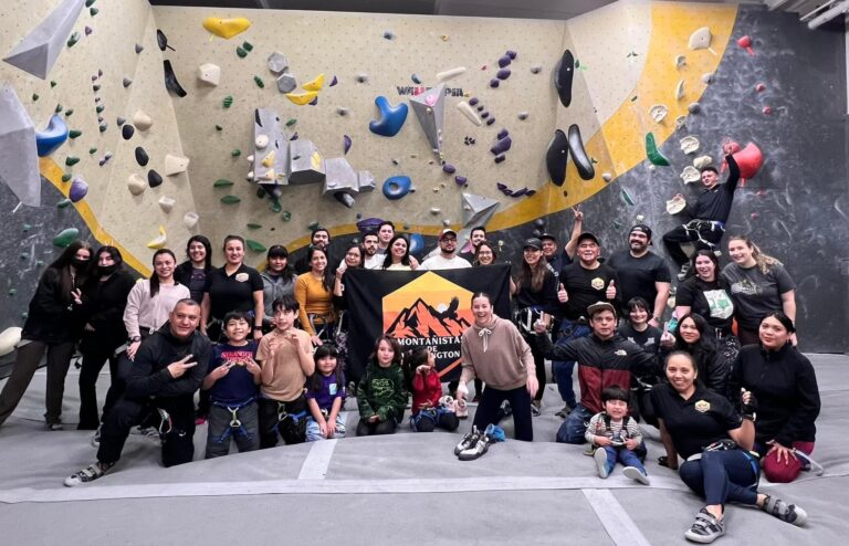 montañistas latinos de everett. Seattle Latino newspaper.