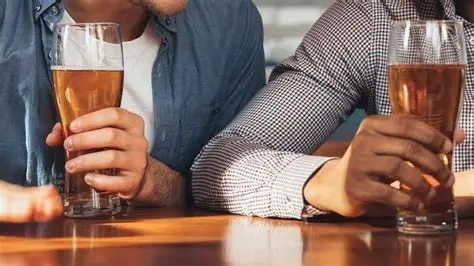 ¿Por qué es Tan Común Consumir Alcohol para Enfrentar Nuestros Problemas o en Reuniones?