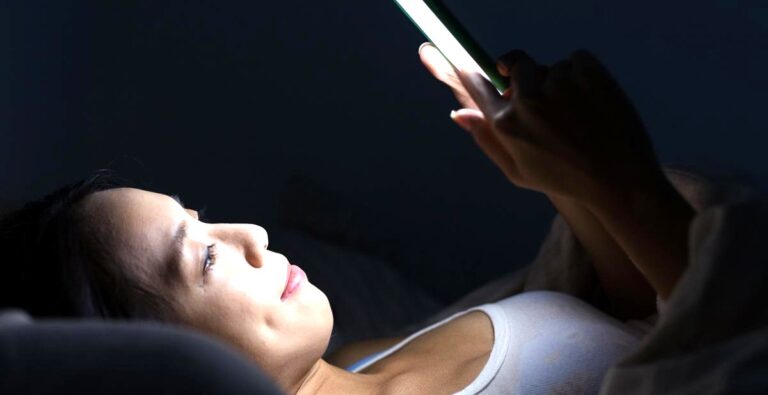 Qué Pasa Cuando Usas el Celular Justo Antes de Dormir