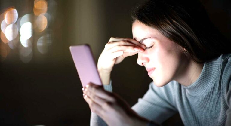 Exceso de Tiempo en Celulares se Refleja en tu Salud: Qué Síntomas Encienden Alertas?